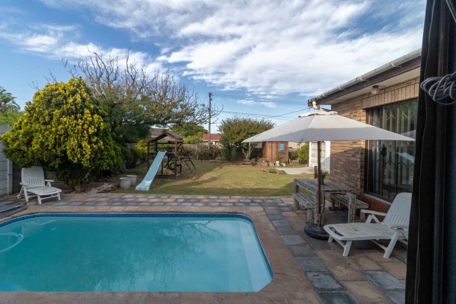 3 Bedroom Property for Sale in Oakglen Western Cape